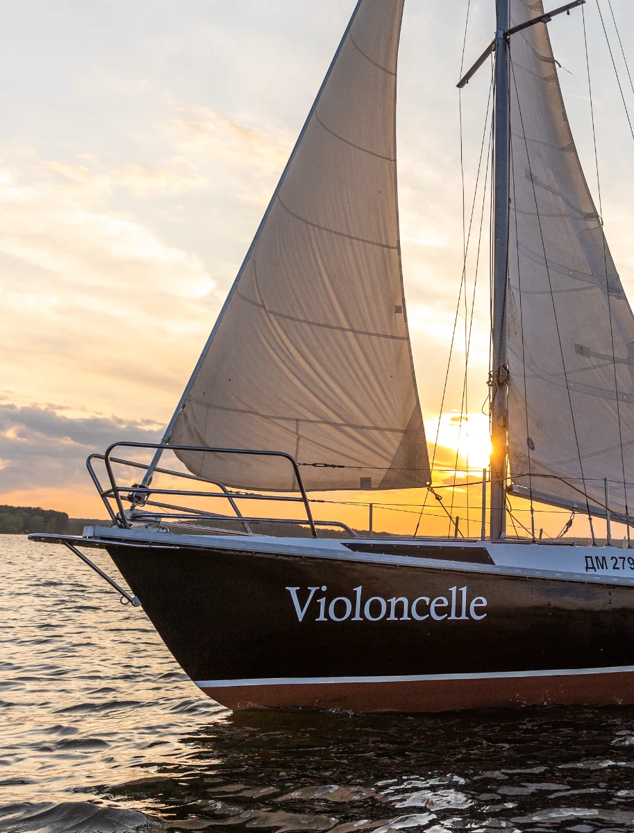 Violoncelle: стильная яхта для аренды на Минском море Violoncelle: стильная яхта для аренды на Минском море
